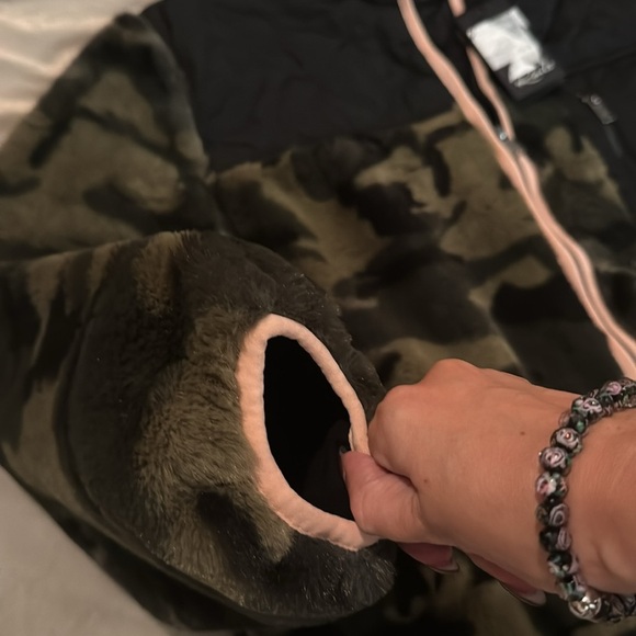 Rails Wesley Camo Quilted Fleece Women’s XL NWT 225$ - Picture 5 of 8